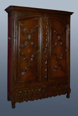 Barockschrank, Elaß-Lothringen, um 1770/80, Eiche, 2-türig, 2-schübig, Zarge vielfach geschweift, reiche Schnitzereien, Türen m. Sternintarsien, ...