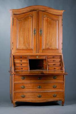 Tabernakelsekretär, wohl Freiburg, um 1790, Nußbaumfurnier/massiv, 3-teilig, Unterteil 3 -schübig, geschweift, Mittelteil m. Klappe, innen ...