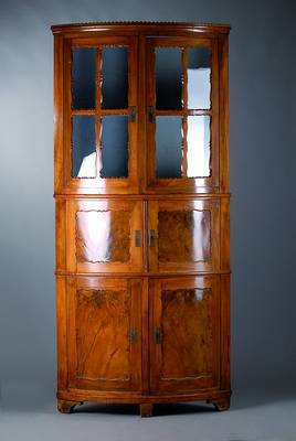 Eckschrank/Ecksekretär, Pfalz, um 1835/40, Nußbaum massiv, Füllungen Wurzelnuß, 2-teilig,Mittelteil mit Sekretärfach, Oberteil verglast und ...