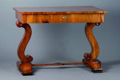 Damenschreibtisch, wohl Wien, um 1820, Nußbaum massiv/Furnier, 1-schübig, Beine geschweift, reiche Volutenverz., rest., Gebr.-Sp., Fadenintarsien, ...