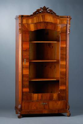 Vitrine, deutsch, um 1860/70, Wurzelnußfurnier, 1-türig, verglast, 1-schübig, 3 Einlegebretter, Kopf m. Akanthusblattschnitzerei, Lisenen gerieft, ...