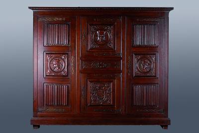 Schrank, nach spanischen Vorbild v. 1580/1630, hier 20. Jh., Eiche auf Mooreiche gebeizt, sog. Falteninlets, diese gothisierend, 4-türig, eine Tür ...