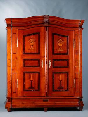 Schrank, wohl Bodensee, um 1770/80, Louis -Seize, Kirschbaum massiv, 2-türig, Inneneinrichtung teils sek., reiche Ahorn und Eicheintarsien, sparsame ...