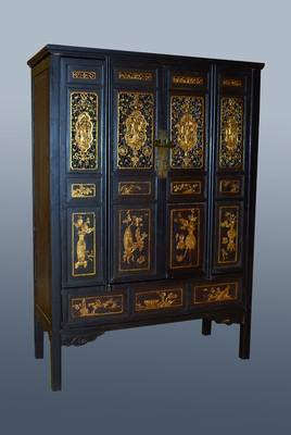 Chinesischer Schrank, nach dem Vorbild v. 1830/40, schwarz gefasst, reiche Schnitzerei gold gehöht, teils in Durchbrucharbeit, 2 -türig, starke ...