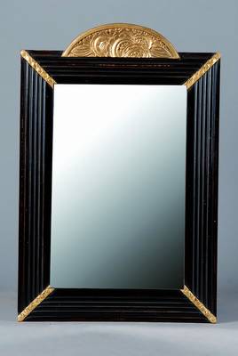 Spiegel, Art-Deco, um 1930, schwarz und goldfarben gefasst, Rahmen gerieft, Kopf m. reicher Blütenschnitzerei, Alterssch., ca. 91x60 cm
