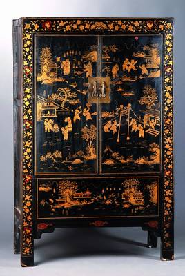 Chinesischer Schrank, nach dem Vorbild v. 1830/40, schwarz gefasst, reiche Schnitzerei gold gehöht, 2-türig, starke Gebr.-Sp., Alterssch., l. ...