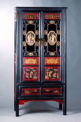 Chinesischer Schrank, nach dem Vorbild v. 1830/40, schwarz gefasst, reiche Schnitzerei gold gehöht, teils in Durchbrucharbeit, 2 -türig, seitl. ...