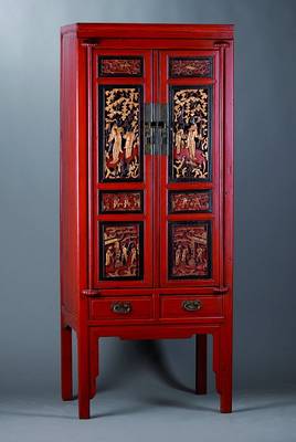 Chinesischer Schrank, nach dem Vorbild v. 1830/40, rot gefasst, reiche Schnitzerei gold gehöht, teils in Durchbrucharbeit, 2 -türig, 2-schübig, ...