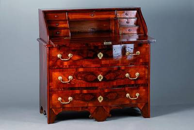 Barocksekretär, wohl Werkstätten Matthias Funk, um 1760/70, Nußbaumfurnier, mit org. Beschlägen, Schlösser und Schlüssel, Unterteil 3 ...