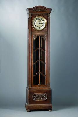 Standuhr, Lenzkirch um 1930, Eichen- /Furniergehäuse, mit Schnitzarbeiten, Schwungbereich des Pendels facet. verglast, seitl. Schalltürchen, ...