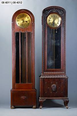 Standuhr, Uhrenfabrik Mauthe, um 1930, Eichen/Furniergehäuse, Schnitzarbeiten, Schwungbereich des Pendels facet. verglast, Messingzifferblatt, ...