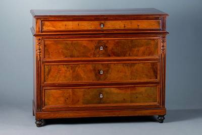 Kommode, Gründerzeit, um 1880/90, Nußbaumfurnier gesp. verlegt, 4-schübig, Lisenen gerieft, Inlets getreppt, Beinbeschläge, l. Furniersch., st. ...