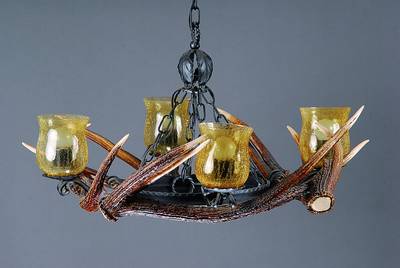 Geweihlampe, deutsch, um 1920/30, aus Geweihen zusammengesetzt mit Eisenmontur, 4 Brennstellen, getönte Glasschirme, H.ca.20 cm, zzgl. Aufhängung, ...