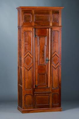 Ehemaliger Einbauschrank, unter Verwendung alter Teile um 1700, verkleinert, Nußbaum/WH, 1-türig, Oberteil seitl. m. Geheimtür, Frontkassettiert, ...