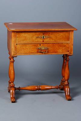 Nähtisch, deutsch, um 1840/50, Gründerzeit, Nußbaum, 2-schübig, obere Schublade mit reicher Inneneinteilung, Beine gedrechselt, reich verzierte ...