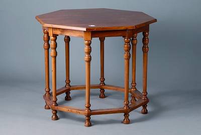 Beistelltisch, England, um 1880/1890, 8- eckig, Nußbaum/Buche, Beine reich gedrechselt,st. Gebr.-Sp., ca. 69x79x79 cm