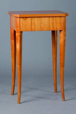 Beistelltisch, Biedermeierstil, Kirschbaum, 1-schübig, l. geschweifte Beine, abgeflachte Ecken, l. schwundrissig, Gebr.-Sp., ca. 77x48x3 8 cm