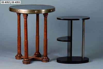 sog. Rauchertisch, um 1920, Eiche, gedrechselte Beine, gerieft, Messingmontur, H. 71 cm, D. 60 cm, st. Gebr.-Sp.