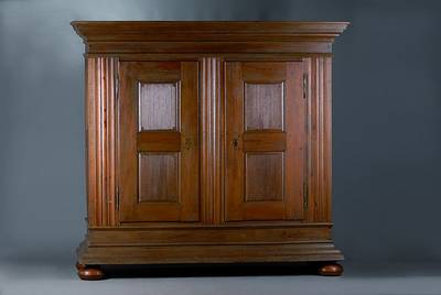 Barockschrank, Hessen-Thüringen, um 1750, Eiche, 2-türig, Front und Seiten kassettiert, gerieft, Kopf vielfach getreppt, Fuß passig, Kugelfüße, ...