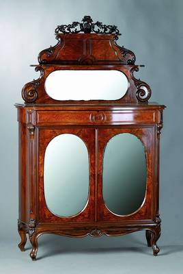 Vertiko, deutsch, um 1860, Nußbaum/Wurzelnußfurnier, Unterteil 2-türig verspiegelt, 1-schübig, Oberteil verspiegelt, 2 Ablegebretter, reiche ...
