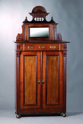 Vertiko, deutsch, um 1880/90, Nußbaumfurnier, 2-türig, 1-schübig, Oberteil facett. verspiegelt, Lisenen gerieft, Türen kassettiert, sparsame ...