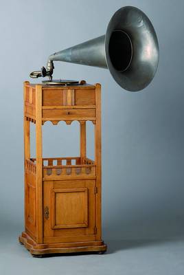Ausgefallendes Aufsatzmöbel, Mainz, um 1860, Hersteller: Reitmayer, z.T Nußbaum massiv bzw. auf Eiche gearb., Wurzelnuß gesp. u. doppelt gesp. ...