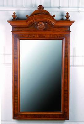 Wandspiegel, deutsch, wohl Mainz, um 1850-60, Nussbaum massiv bzw. Wurzelnussfurnier, z.T. symmetrisch verlegt, aufgesetzte Leisten, diese doppelt u. ...