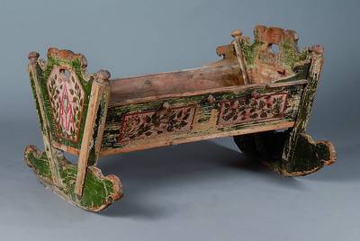 Wiege, süddeutsch, um 1830/40, WH, Reste alter Bemalung, seitl. mit Haken, Alterssch., alt belassen, ca. 54x87x69