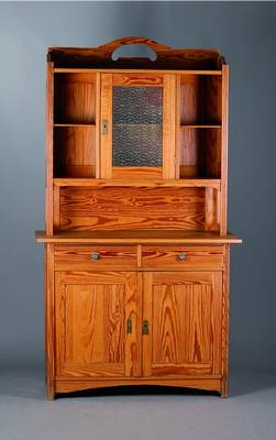 Küchenschrank, um 1910, Zirbelkiefer, ausgesuchtes Holz, kompl. auf Rahmen gearb., Unterteil 2-türig, 2-schübig, Oberteil 1-türigverglast, 4 ...