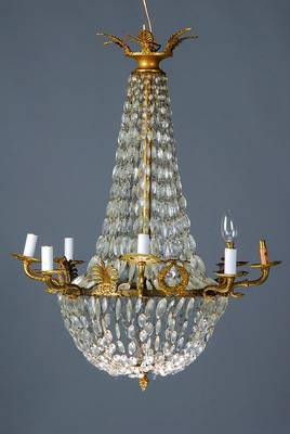 Deckenlüster, Frankreich,um 1900, reicher Kristallbehang, 8 Brennstellen, Messingmontur,reiche Verzierungen, Fkt. nicht geprüft, H.80 cm, D. 65 cm