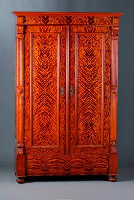 Schrank, Gründerzeit, um 1890, Birke geflammt, auf WH, 2-türig, innen eine Stange, ein Brett, st. Gebr.-Sp., Furniersch., ca. 184x120x60 cm