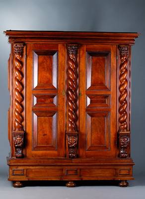Schrank, wohl Basel, um 1680, Nußbaum massiv, 2-türig, Flammleisten, reich geschnitzte Kapitelle, Lisenen m. gedrehten Halbsäulen, mit ...