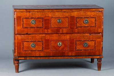Louis-Seize-Kommode, wohl Rheinland, um 1780, Nußbaumfurnier, reiche Marketerie in Nußbaum, Kirschbaum, Mooreiche, Ahorn und Pflaume, orig. ...