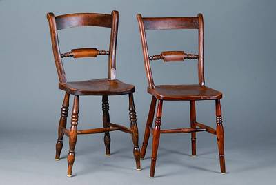 6 Windsor-Stühle, um 1850, viktorianisch, Rüster, Sitzmulden, st. Gebr.-Sp., Versprossung gedrechselt, ca. 85x38x37 cm, Sh.46 cm
