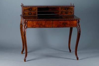 Damenschreibtisch, mitteldeutsch, um 1840, Nußbaumfurnier, orig. Patina, Flammleisten, Beine geschweift, 6-schübig, Holzfehlstellen, Furniersch., ...