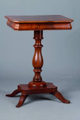 Beistelltisch, norddeutsch, um 1830, Pyramidenmahagonifurnier, Balustersäule, 1-schübig, st. Gebr.-Sp., ca. 73x53x42 cm