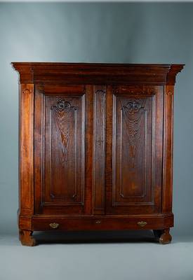 Barockschrank, um 1780, Eiche massiv, 2- türig, abgeflachte Ecken, Türen kassettiert, sparsame Akanthusblattschnitzerei, 3 Einlegebretter Kopf ...