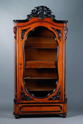 Vitrinenschrank, Holland, um 1850/60, Wilhelm III, Korpus Eiche, helles Nußbaumfurnier, Krone und sonstiges Schnitzwerk ebonisiert, auf gedrückten ...