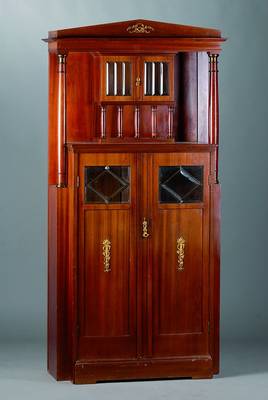 Jugendstilvitrine, deutsch, um 1904/05, Korpus WH, feines Mahagonifurnier, Säulen Mahagoni, Front auf Rahmen gearbeitet, oberer Teil facett. ...