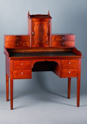 Damenschreibtisch, um 1830/40, Marriage, Oberteil um 1850/60, Mahagoni/Nußbaum, Oberteil 4-schübig, 1 Tabernakelteil, Unterteil 4-schübig, ...