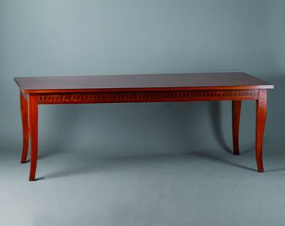 Tisch, Frankreich, nach dem Vorbild v. 1830, Mahagoni, Beine geschweift, Zarge m. würfelförmigen Einlagen, Furnier teils l. gewellt, Gebr.-Sp., ca. ...