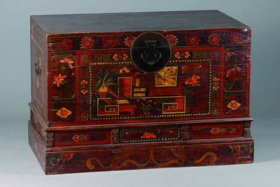 Kleidertruhe, China, um 1910, rotgrundig, reiche Bemalung, Messingbeschl., ohne Schlüssel, st. Gebr.-Sp., Alterssch., ca. 70x108x64 cm