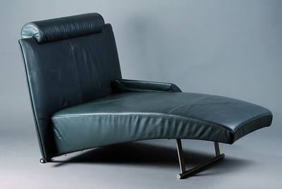 Chaiselongue, Designerentwurf, vor 1960, dunkelgrüner Lederbezug, seitl. Lehne verstellbar, abnehmbares Kopfkissen, st. Gebr.-Sp., ca. 99x110x137 ...