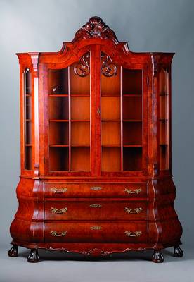 Barockstilvitrine, Holland, um 1950, Korpus Weichholz, z.T. Tischlerplatte, sogenannter Prahlhans, im Stil von 1780, Unterteil bombierte Form, 3-fach ...