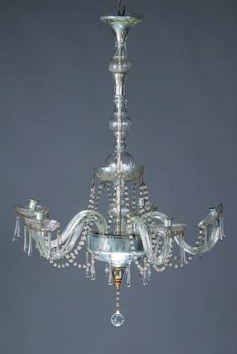 Deckenlüster, wohl deutsch, um 1880, Glas geschliffen, 5 Arme und Brennstellen, tropfenförmiges Gehänge, Prismenketten, Gehänge fast komplett, l. ...