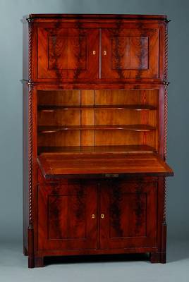 Sekretär, deutsch, um 1840, Spätbiedermeier, Korpus Weichholz, Mahagonifurnier, z.T. Pyramidenmahagonifurnier, gerader Korpus, auf den Ecken feine ...