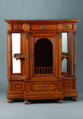 Prunkschränkchen, deutsch, um 1880, Gründerzeit, Korpus Weichholz, Nußbaum furniert, auf kleinen Kugelfüßen, mittig Vitrinenteil mit zwei ...