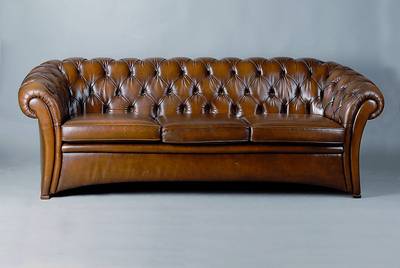 Chesterfieldsofa, nach engl. Vorbild v. 1880, 2-Sitzer, Kunstleder, Rücken geheftet und genoppt, st. Gebr.-Sp., Leder leicht rissig, alt belassen, ...