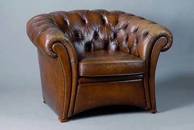 Chesterfieldsessel, nach engl. Vorbild v. 1880, Kunstleder, Rücken geheftet und genoppt, st. Gebr.-Sp., Leder leicht rissig, alt belassen, ca. ...