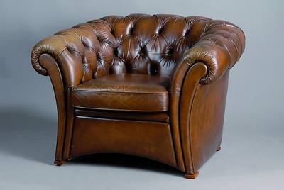 Chesterfieldsessel, nach engl. Vorbild v. 1880, Kunstleder, Rücken geheftet und genoppt, st. Gebr.-Sp., Leder leicht rissig, alt belassen, ca. ...